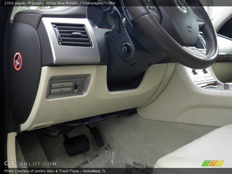 Indigo Blue Metallic / Champagne/Truffle 2009 Jaguar XF Luxury