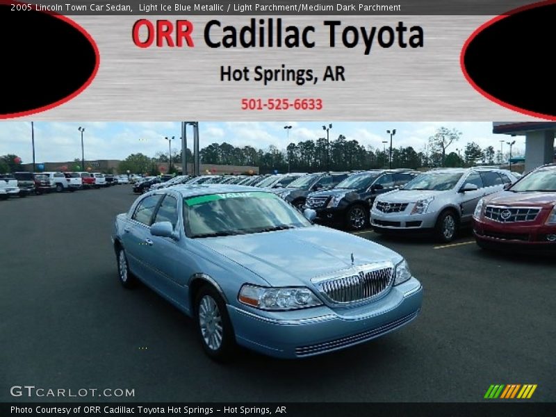Light Ice Blue Metallic / Light Parchment/Medium Dark Parchment 2005 Lincoln Town Car Sedan