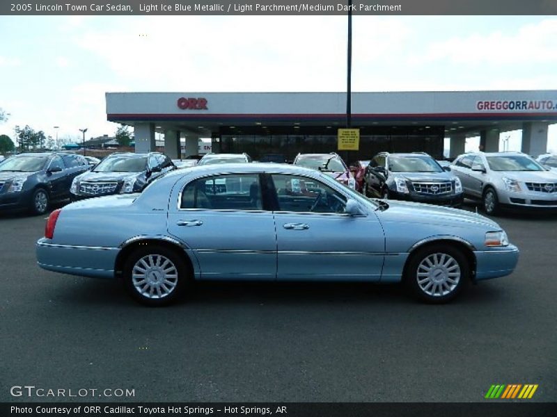 Light Ice Blue Metallic / Light Parchment/Medium Dark Parchment 2005 Lincoln Town Car Sedan