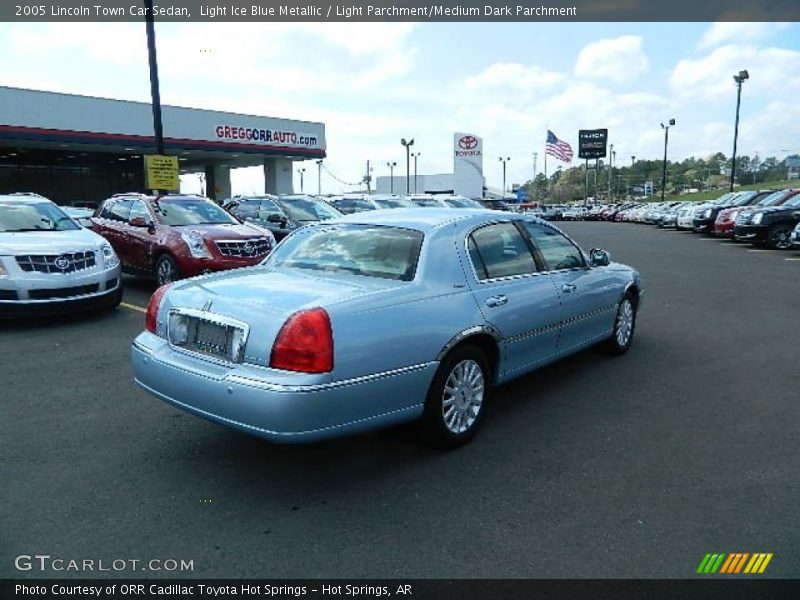 Light Ice Blue Metallic / Light Parchment/Medium Dark Parchment 2005 Lincoln Town Car Sedan
