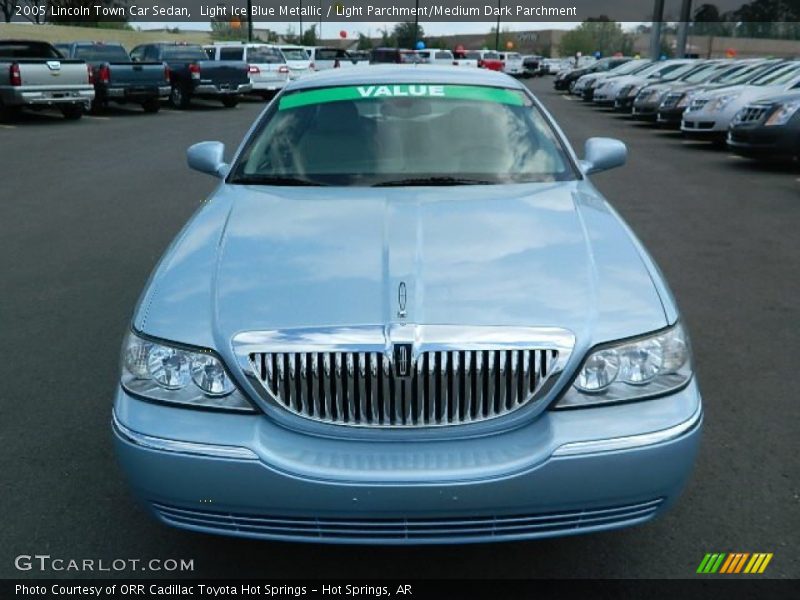 Light Ice Blue Metallic / Light Parchment/Medium Dark Parchment 2005 Lincoln Town Car Sedan