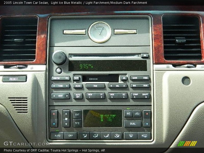 Light Ice Blue Metallic / Light Parchment/Medium Dark Parchment 2005 Lincoln Town Car Sedan