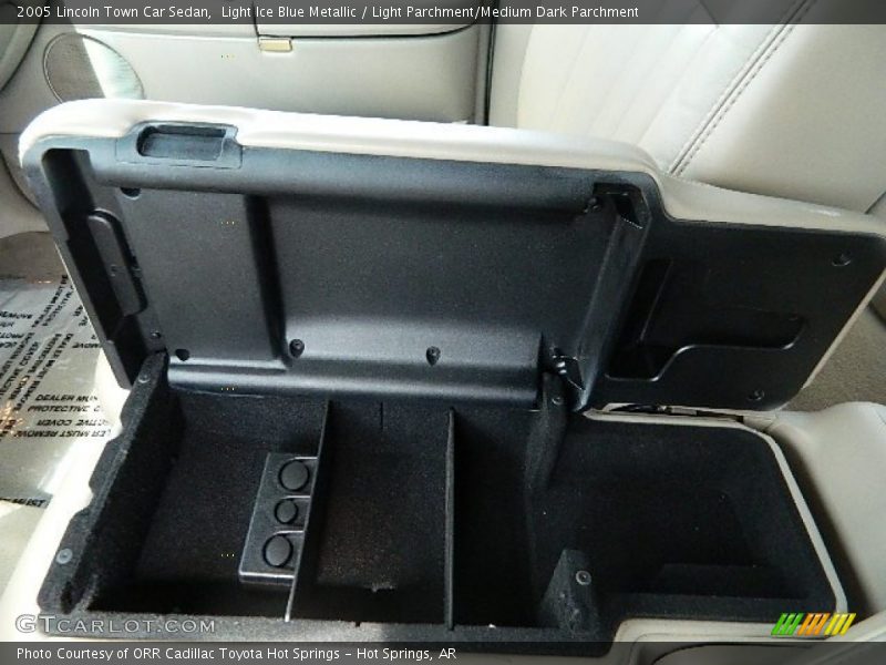 Light Ice Blue Metallic / Light Parchment/Medium Dark Parchment 2005 Lincoln Town Car Sedan