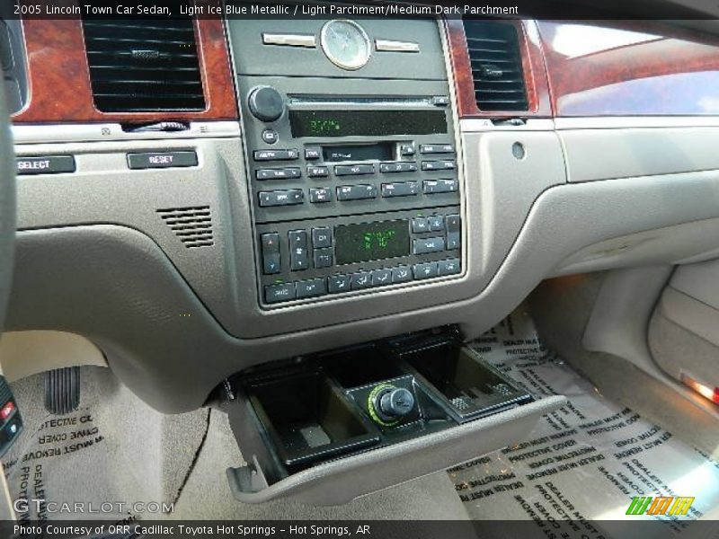 Light Ice Blue Metallic / Light Parchment/Medium Dark Parchment 2005 Lincoln Town Car Sedan