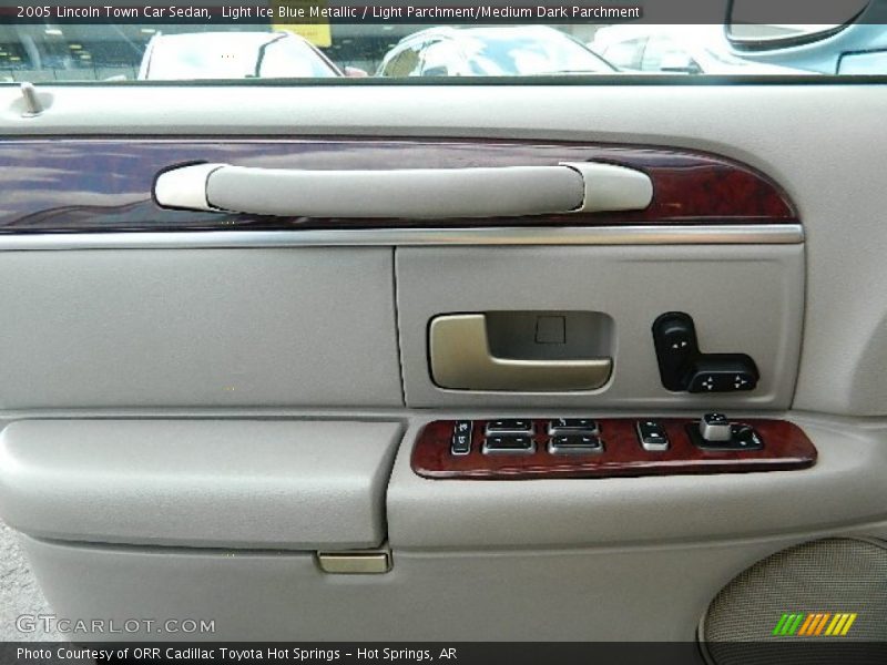 Light Ice Blue Metallic / Light Parchment/Medium Dark Parchment 2005 Lincoln Town Car Sedan