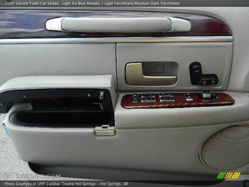 Light Ice Blue Metallic / Light Parchment/Medium Dark Parchment 2005 Lincoln Town Car Sedan