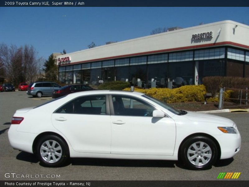 Super White / Ash 2009 Toyota Camry XLE