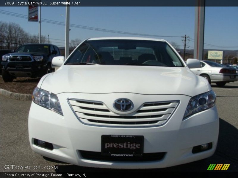 Super White / Ash 2009 Toyota Camry XLE