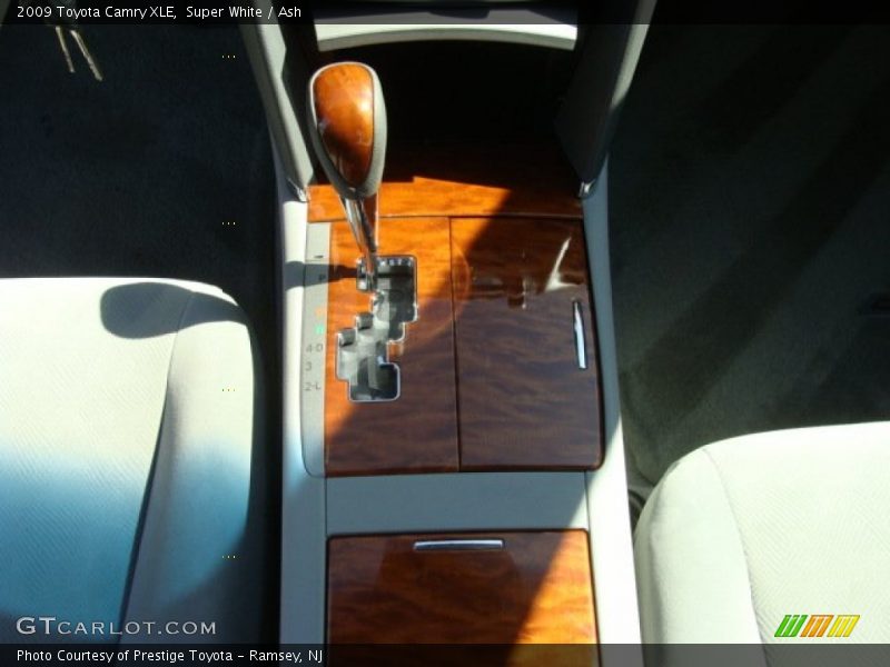 Super White / Ash 2009 Toyota Camry XLE