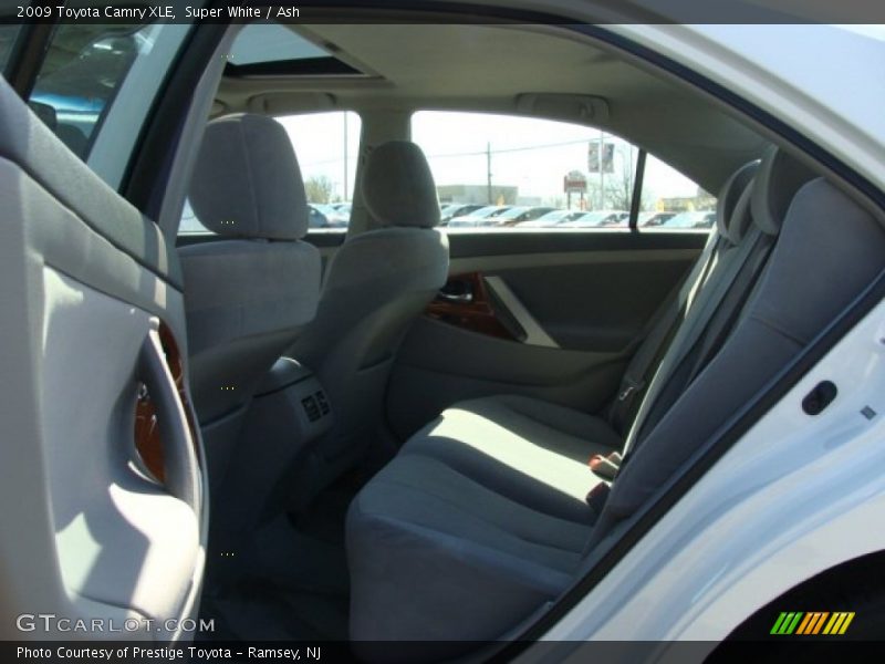 Super White / Ash 2009 Toyota Camry XLE