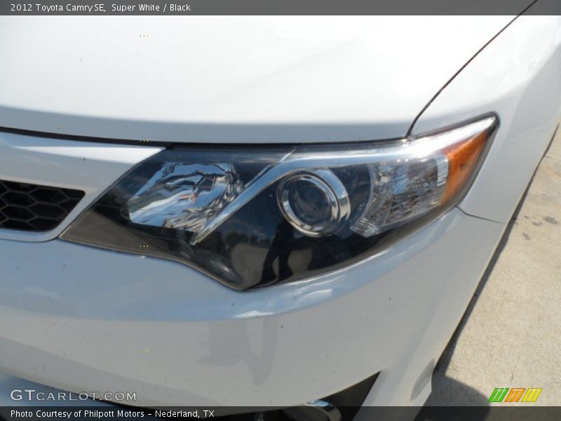 Super White / Black 2012 Toyota Camry SE