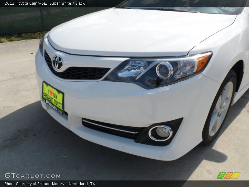 Super White / Black 2012 Toyota Camry SE