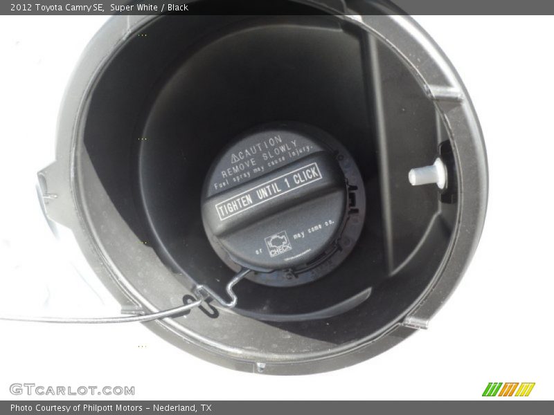Super White / Black 2012 Toyota Camry SE