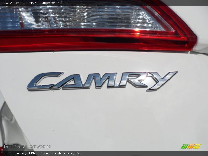 Super White / Black 2012 Toyota Camry SE