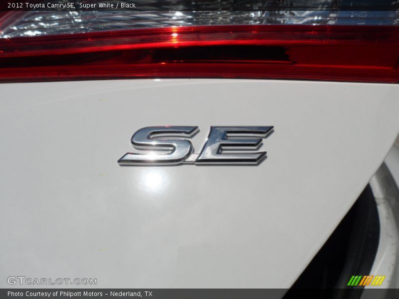 Super White / Black 2012 Toyota Camry SE