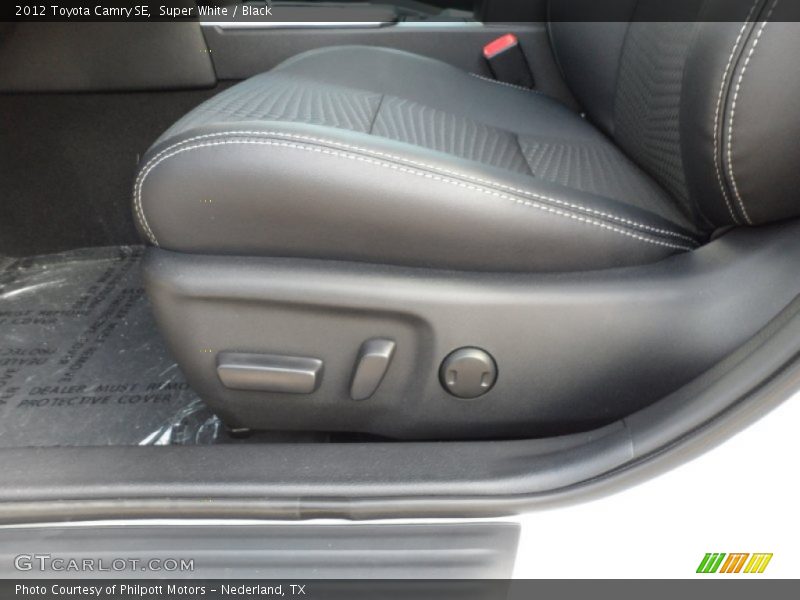 Super White / Black 2012 Toyota Camry SE