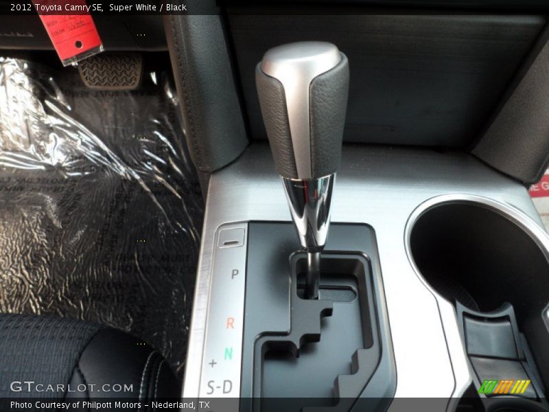 Super White / Black 2012 Toyota Camry SE