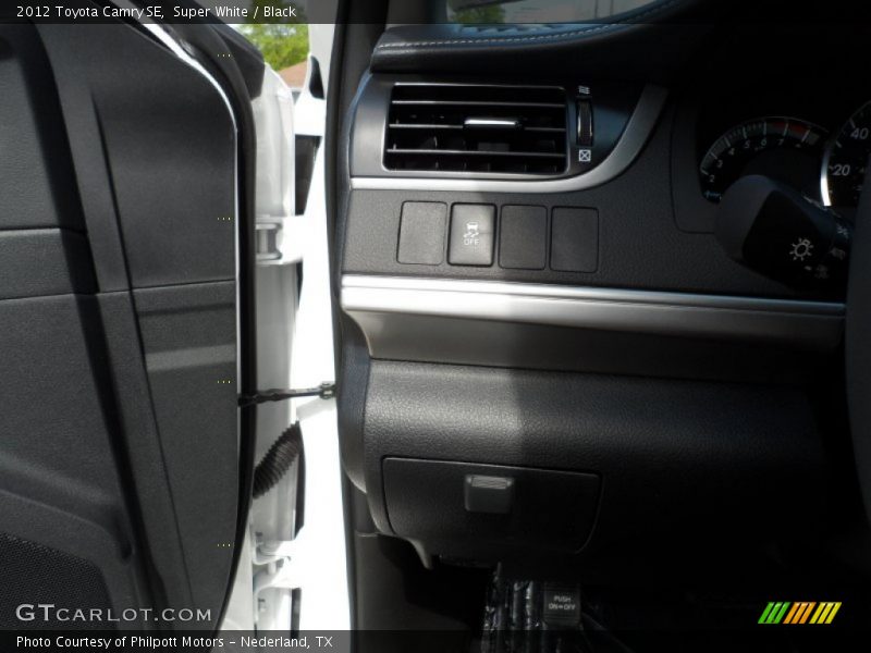 Super White / Black 2012 Toyota Camry SE