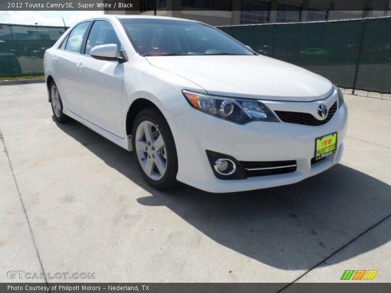 Super White / Black 2012 Toyota Camry SE