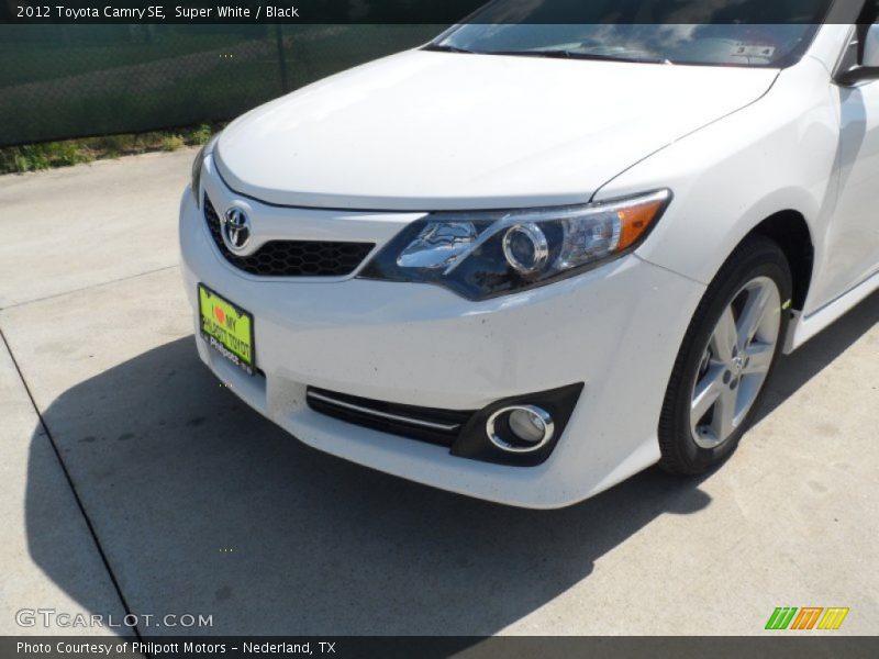Super White / Black 2012 Toyota Camry SE
