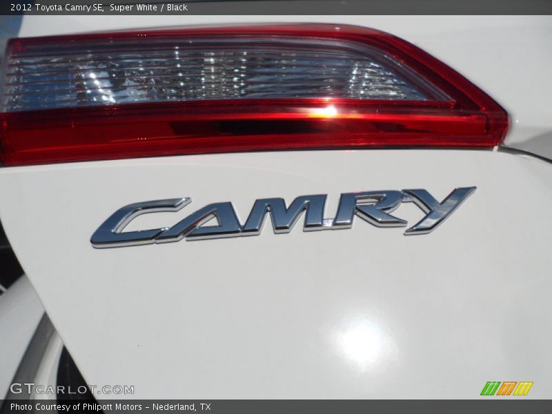 Super White / Black 2012 Toyota Camry SE