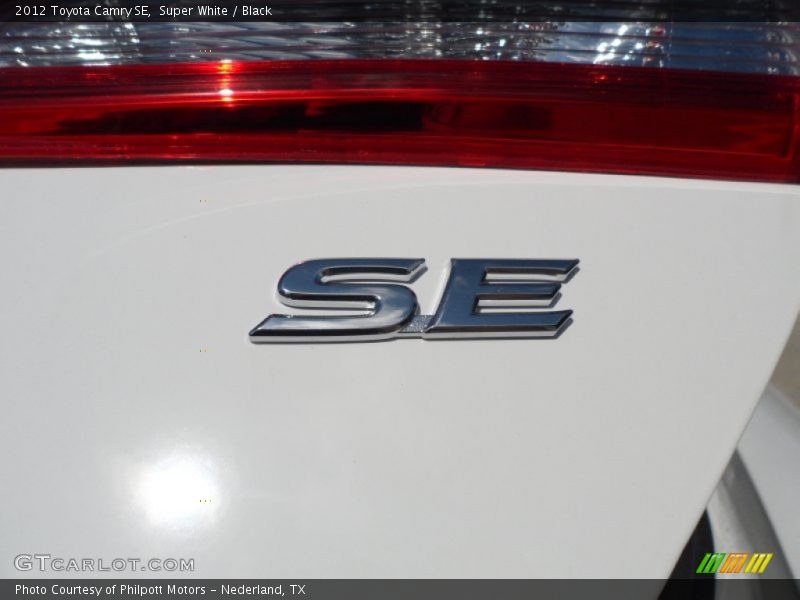 Super White / Black 2012 Toyota Camry SE