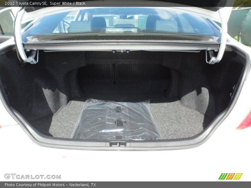 Super White / Black 2012 Toyota Camry SE