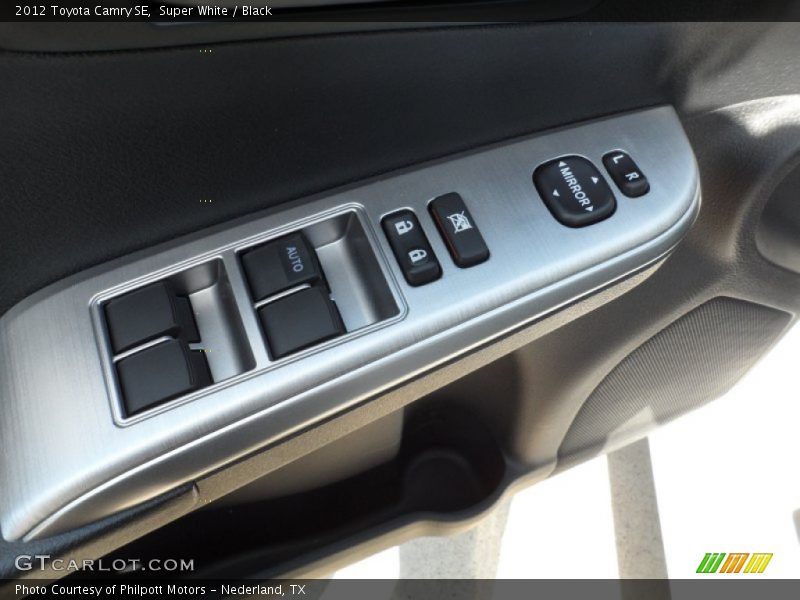 Super White / Black 2012 Toyota Camry SE