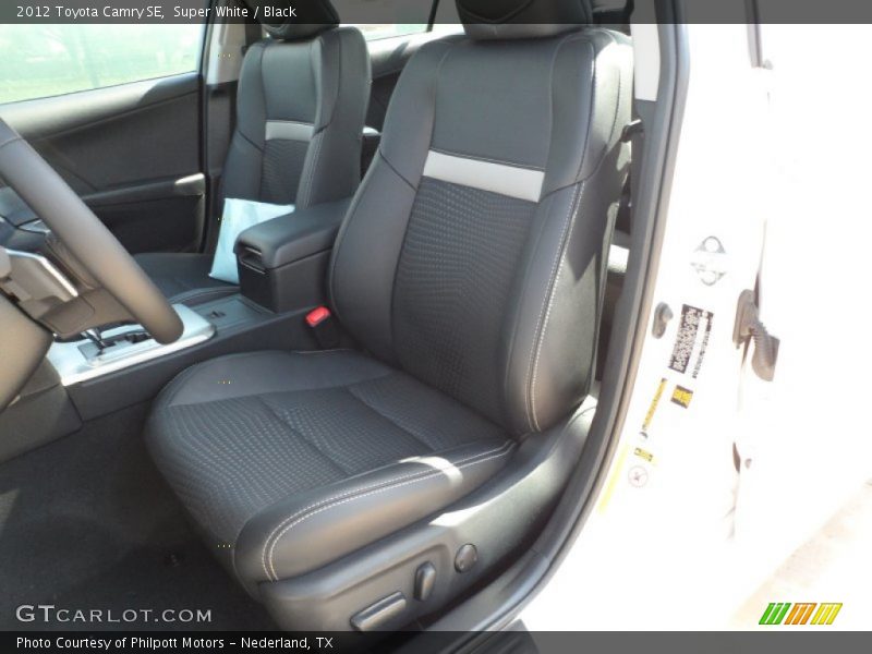 Super White / Black 2012 Toyota Camry SE