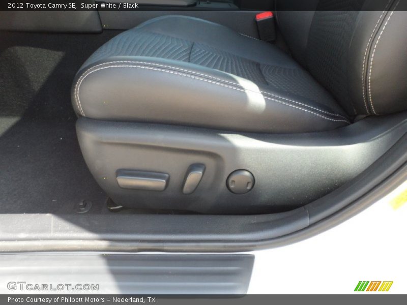 Super White / Black 2012 Toyota Camry SE