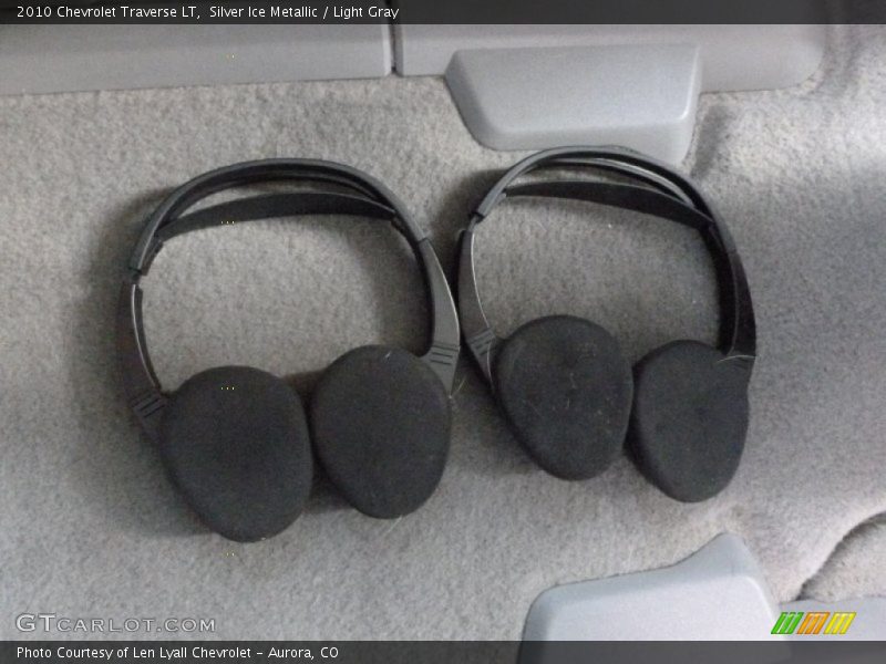 Silver Ice Metallic / Light Gray 2010 Chevrolet Traverse LT