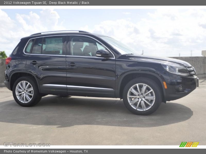 Deep Black Metallic / Black 2012 Volkswagen Tiguan SE