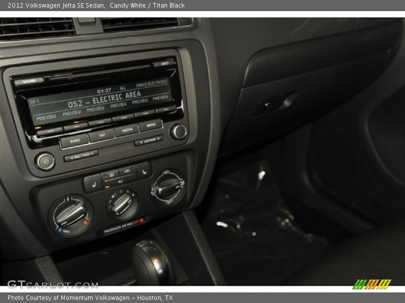 Candy White / Titan Black 2012 Volkswagen Jetta SE Sedan