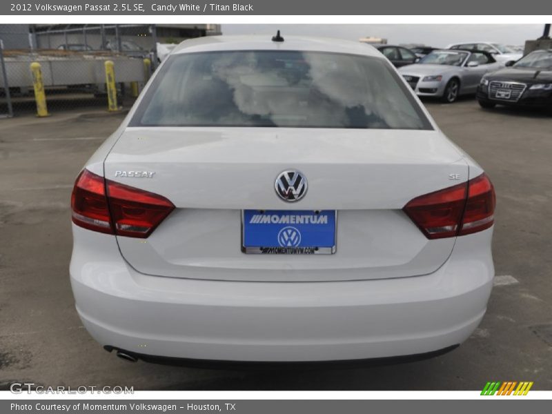 Candy White / Titan Black 2012 Volkswagen Passat 2.5L SE