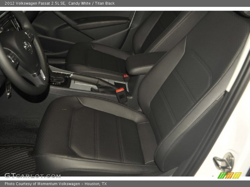 Candy White / Titan Black 2012 Volkswagen Passat 2.5L SE
