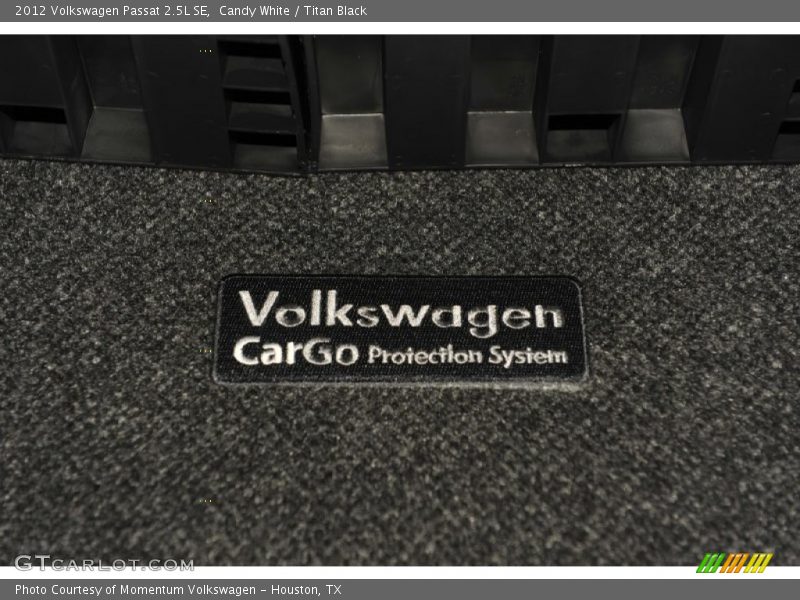Candy White / Titan Black 2012 Volkswagen Passat 2.5L SE