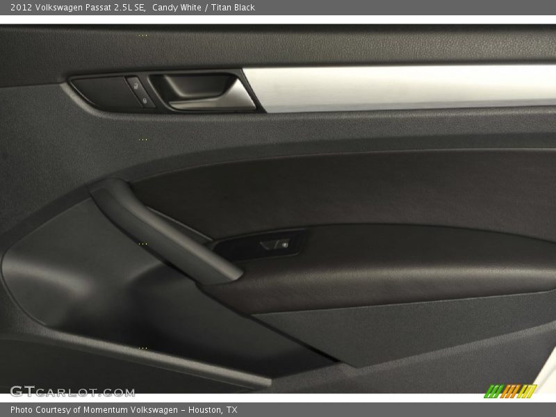 Candy White / Titan Black 2012 Volkswagen Passat 2.5L SE