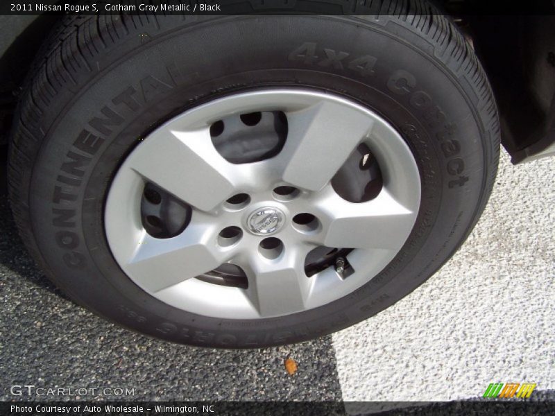 Gotham Gray Metallic / Black 2011 Nissan Rogue S
