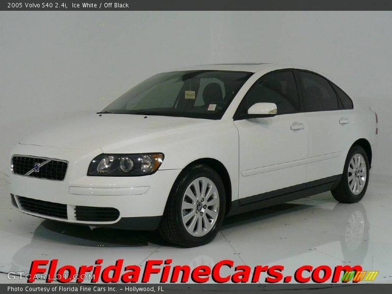 Ice White / Off Black 2005 Volvo S40 2.4i