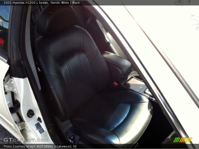 Nordic White / Black 2001 Hyundai XG300 L Sedan