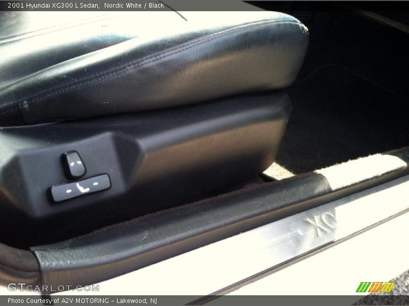 Nordic White / Black 2001 Hyundai XG300 L Sedan