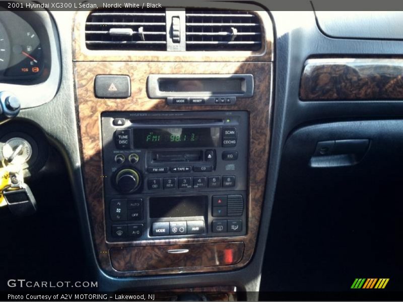 Nordic White / Black 2001 Hyundai XG300 L Sedan