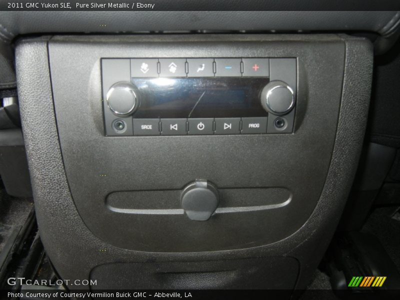 Pure Silver Metallic / Ebony 2011 GMC Yukon SLE