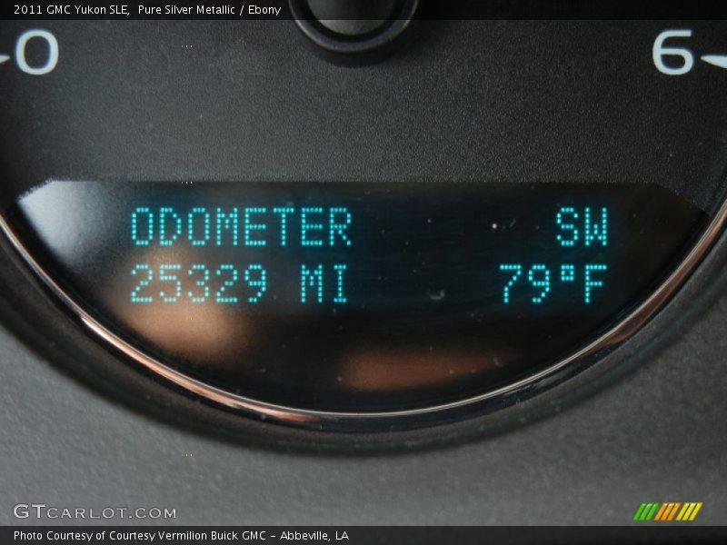 Pure Silver Metallic / Ebony 2011 GMC Yukon SLE