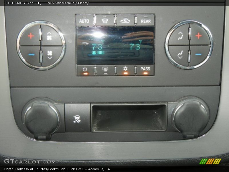 Pure Silver Metallic / Ebony 2011 GMC Yukon SLE