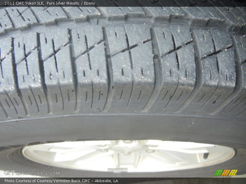 Pure Silver Metallic / Ebony 2011 GMC Yukon SLE
