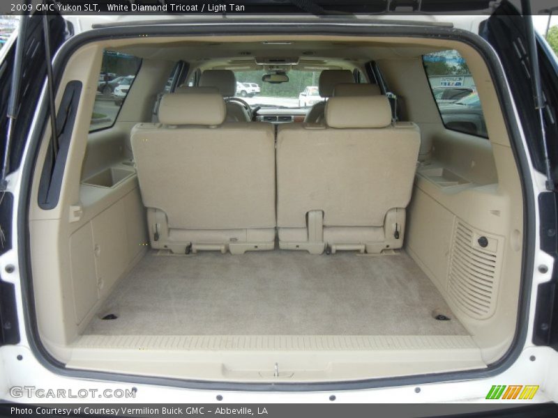 White Diamond Tricoat / Light Tan 2009 GMC Yukon SLT