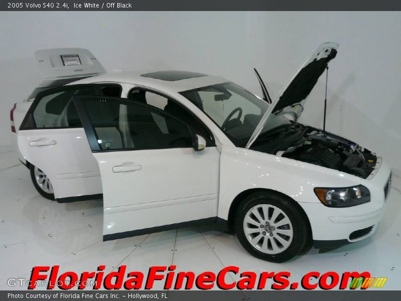 Ice White / Off Black 2005 Volvo S40 2.4i