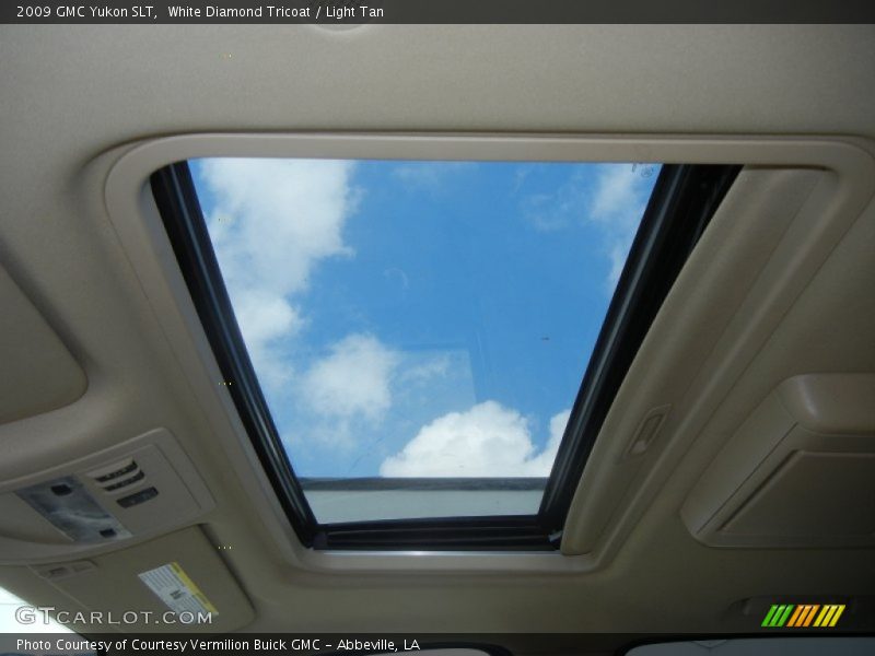White Diamond Tricoat / Light Tan 2009 GMC Yukon SLT