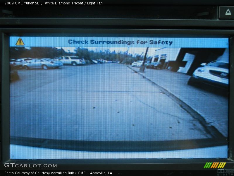 White Diamond Tricoat / Light Tan 2009 GMC Yukon SLT